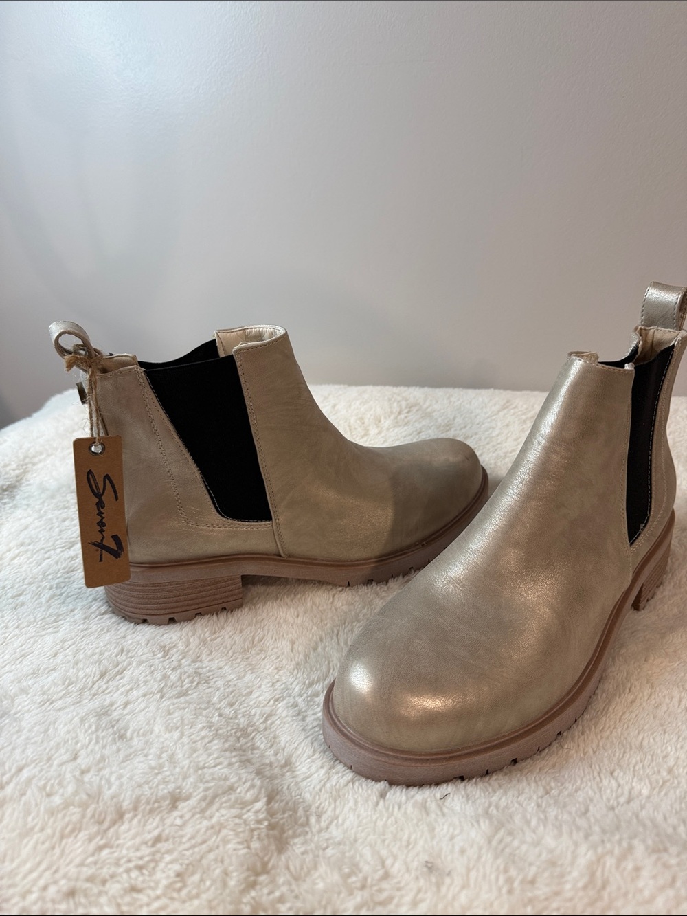 Seven7 Billie Metallic Gold Chelsea Ankle Boot (108)